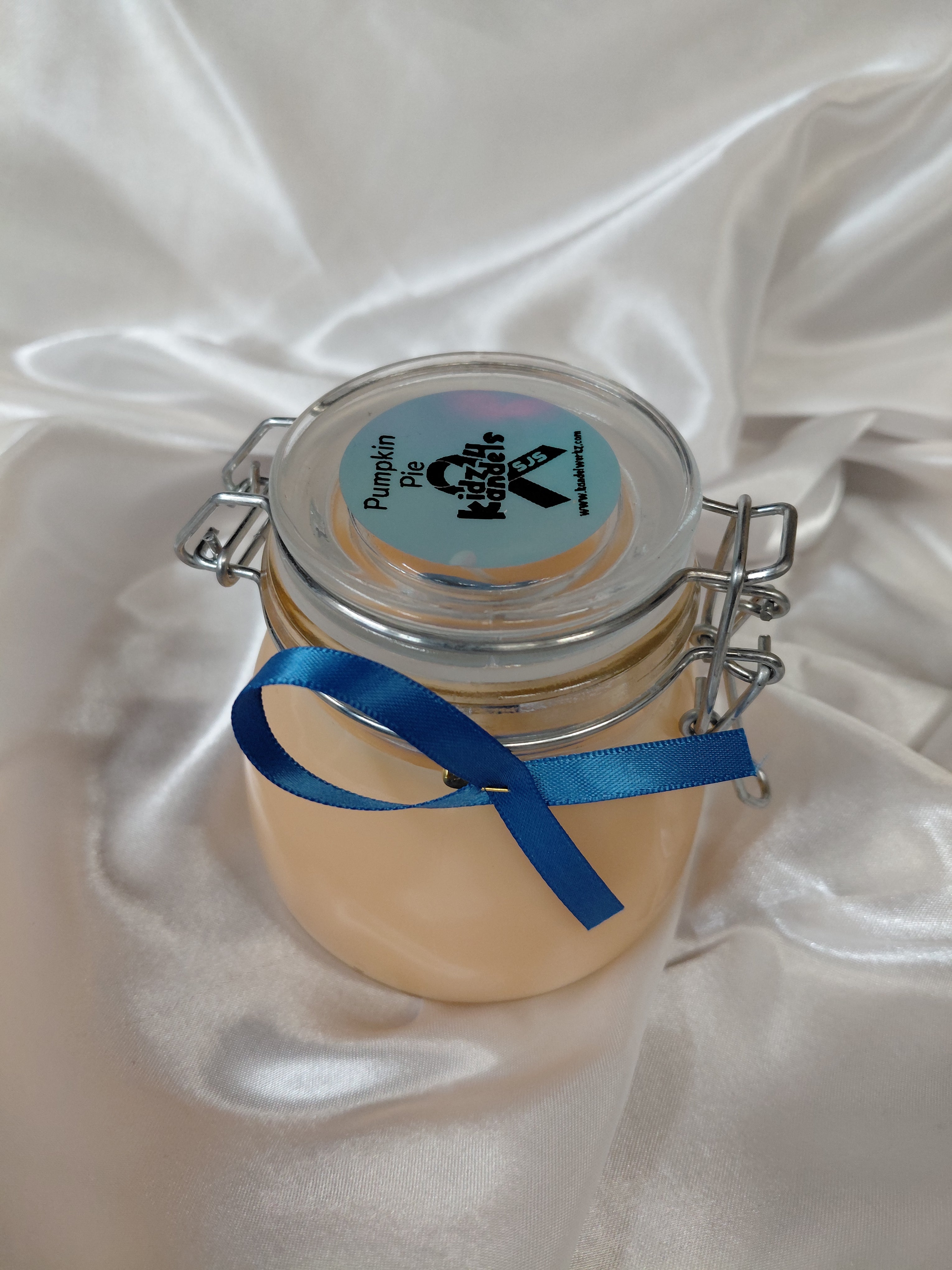 7oz Handmade scented kandel in a re-usable Jar.