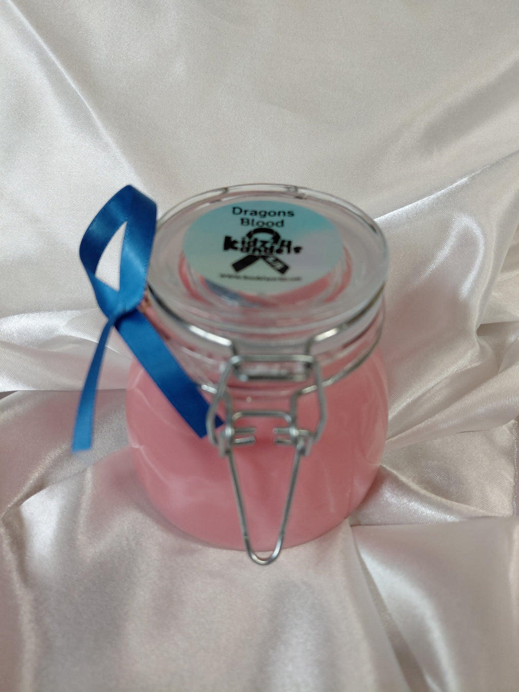 7oz Handmade scented kandel in a re-usable Jar.