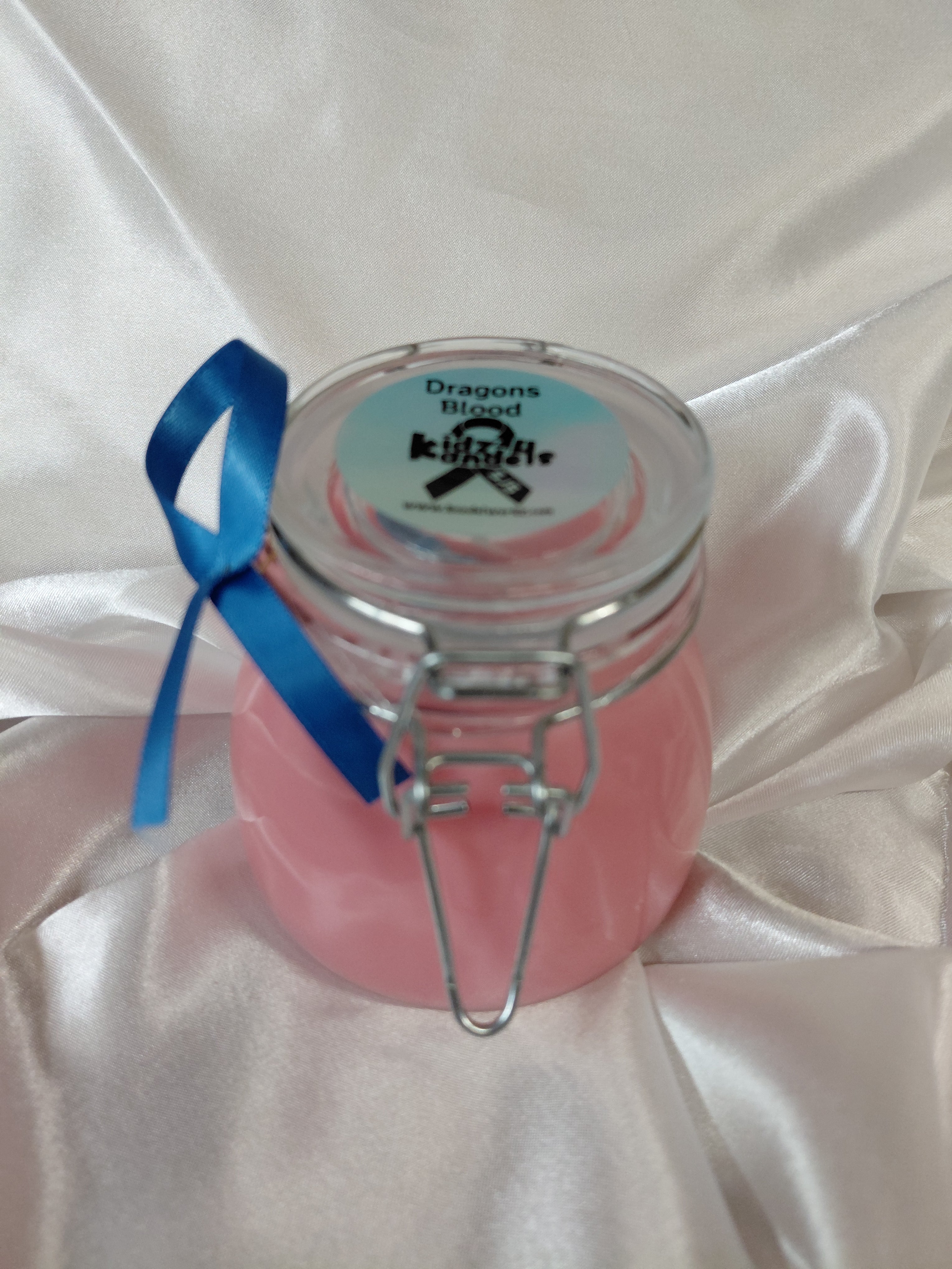7oz Handmade scented kandel in a re-usable Jar.