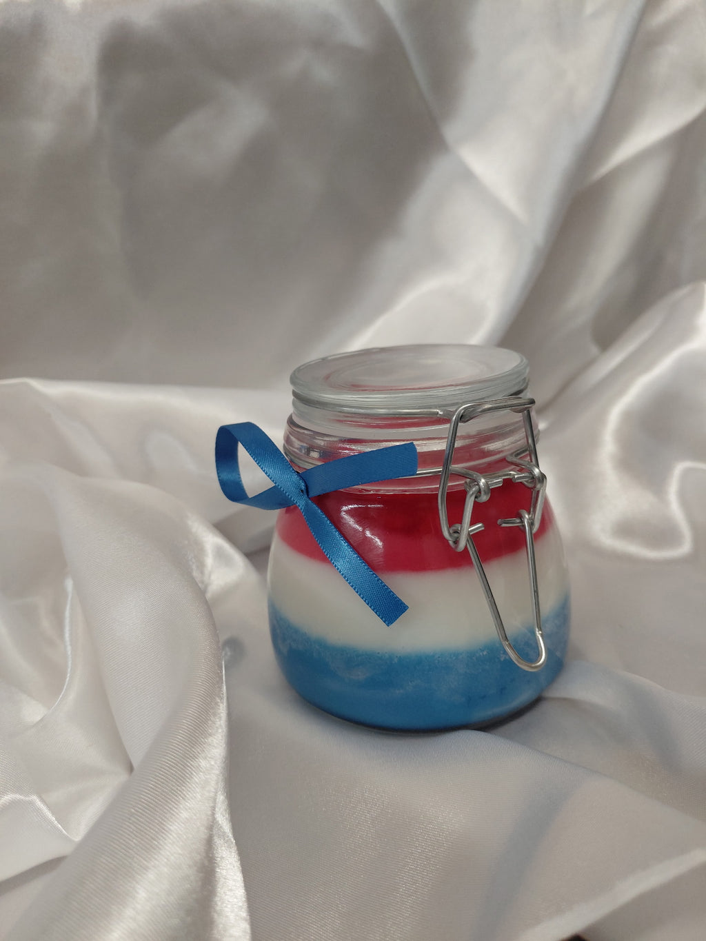 7oz Handmade scented kandel in a re-usable Jar.